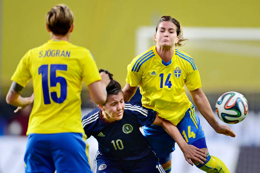 Skottlands Leanne Crichton i kamp om bollen med Sveriges