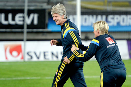 Sveriges förbundskapten Pia Sundhage och assisterande förbundskapten Lilie Persson firar segern i fotbollsmatchen i damernas VM-kval mellan Sverige och Skottland den 17 september 2014 i Göteborg.