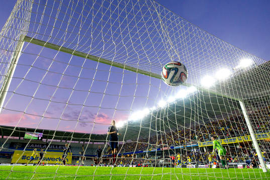 Sveriges Lotta Schelin skjuter bollen till 2-0