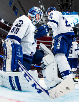 Leksands målvakt Oscar Alsenfelt blir uppmuntrad av Jonas
