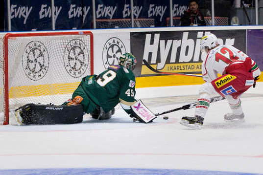 Modos Dave Spina lägger en straff mot Färjestads Justin
