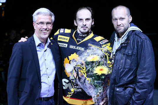 Skellefteås klubbdirektör Pea Israelsson med Fredrik