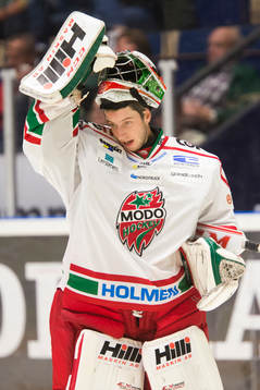 Modos målvakt Adam Reideborn med mask i pannan