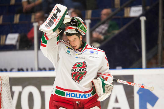 Modos målvakt Adam Reideborn med mask i pannan