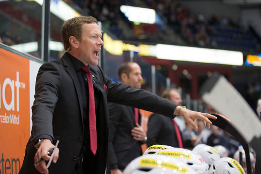 Modos assisterande tränare Jan-Axel Alavaara gestikulerar