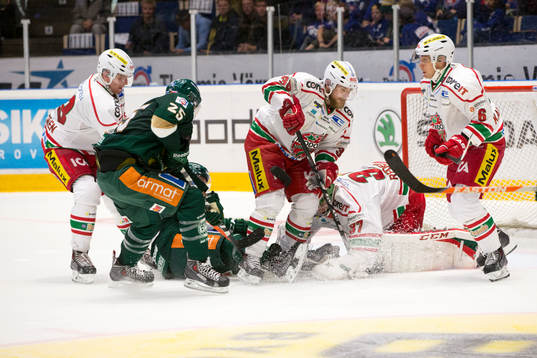 Färjestads Anton Hedman försöker att ta pucken framför