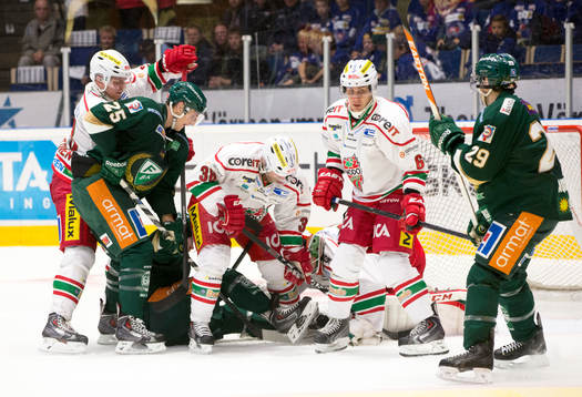 Färjestads Anton Hedman försöker att ta pucken framför