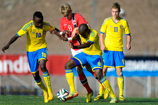 Sveriges Arnold Ehn (v) och Housseinn Nightingale (h) i närkamp med Norges Martin Antonsen (m)