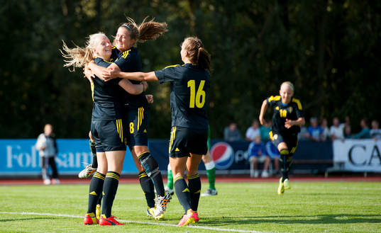 Sveriges Emma Stina Blackstenius, Ingrid Filippa Angeldal och Maja Norrhamn jublar efter 1-1