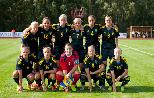 Sveriges lagbild, bakre raden Lotta Ökvist Anna Klara Ellen Oskarsson Emma Stina Blackstenius  Tove Almqvist Nathalie Björn Julia Anna Ekholm främre raden Olivia Welin, Maja Norrhamn, målvakt Zecira Musovic, Ingrid Filippa Angeldal och Natalie Persson