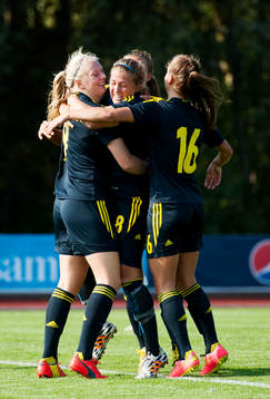 Sveriges Emma Stina Blackstenius , Ingrid Filippa Angeldal och Maja Norrhamn jublar