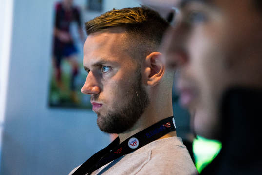 s Alexander Milosevic testspelar FIFA15 under pressträffen för E-Svenskan den 19 april 2014 i Stockholm. 