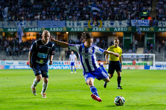 IFK Göteborgs Lasse Vibe skjuter ett skott