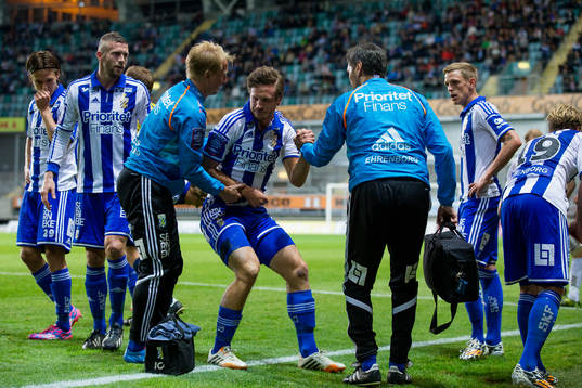 IFK Göteborgs Gustav Svensson hjälps upp efter att ha legat skadad