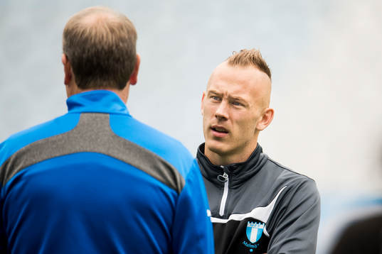 Malmö FFs Magnus Eriksson i samtal med tränare Åge Hareide