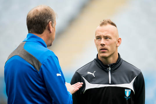 Malmö FFs Magnus Eriksson i samtal med tränare Åge Hareide