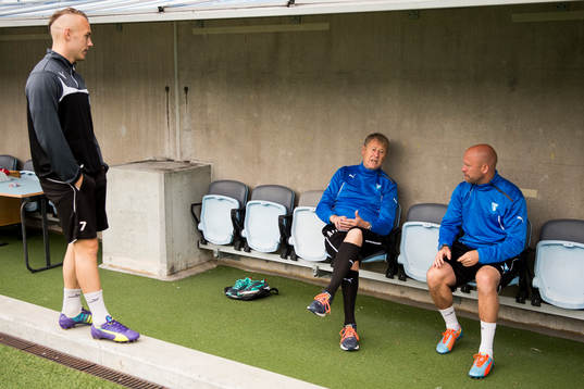 Malmö FFs Magnus Eriksson samtalar med tränare Åge Hareide och assisterande tränare Olof Persson