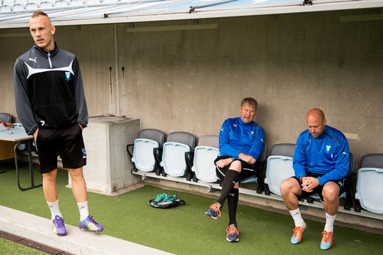 Malmö FFs Magnus Eriksson samtalar med tränare Åge Hareide och assisterande tränare Olof Persson