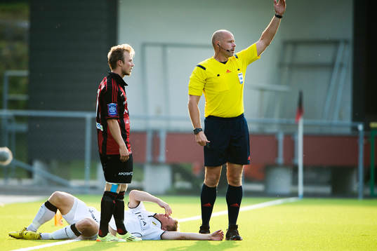 Häckens David Frölund ligger skadad efter en duell