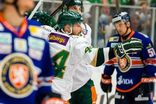 Färjestads Milan Gulaš firar