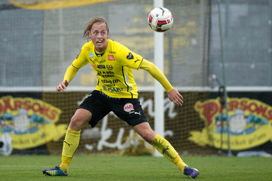 Mjällbys Robin Strömberg nickar