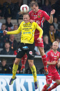 Mjällbys Robin Strömberg  och Elfsborgs Daniel Mobaeck i