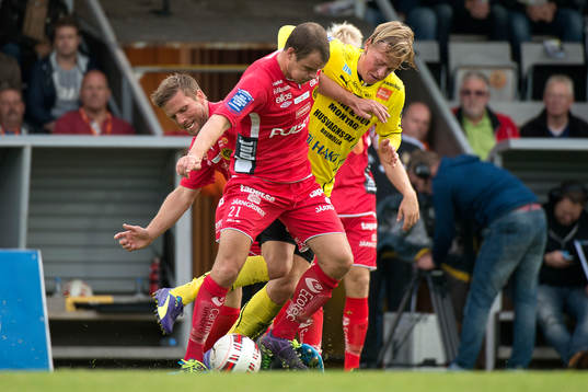 Elfsborgs Anders Svensson och Henning Hauger mot Mjällbys