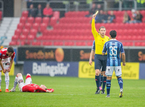 Domare Markus Strömbergsson ger Djurgårdens Christian Rubio Sivodedov en varning