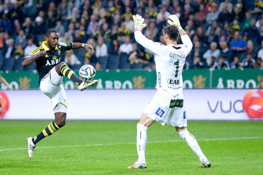 s Henok Goitom kommer fri mot Halmstads målvakt Stojan Lukic som räddar under fotbollsmatchen i Allsvenskan mellan AIK och Halmstad den 21 september 2014 i Stockholm.