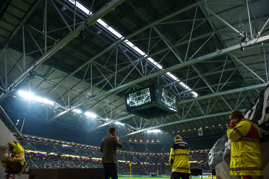 Taket på Friends Arena stängs