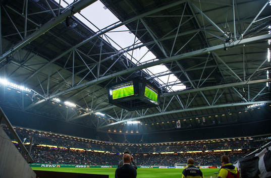 Taket på Friends Arena stängs