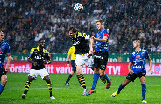 s Nils-Eric Johansson i en luftduell med Halmstads Richard