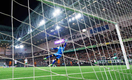 Hammarbys Kennedy Bakircioglu skjuter in 4-0 bakom Syrianskas målvakt Dejan Garaca
