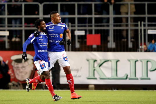Åtvidabergs Mohamed Abubakari och Ricardo Santos jublar efter att Ricardo gjort mål och 1-0