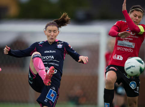 Linköpings Maja Krantz och Kristianstads Susanne Moberg nickduellerar i matchen i damallsvenskan mellan Kristianstad och Linköping i Kristianstad 22 september 2014.