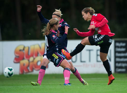  Kristianstads Marija Banusic skjuter i matchen i damallsvenskan mellan Kristianstad och Linköping i Kristianstad 22 september 2014.
