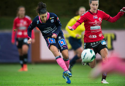  Linköpings Claudia Teresa Neto Pires och Kristianstads Johanna Rasmussen i matchen i damallsvenskan mellan Kristianstad och Linköping i Kristianstad 22 september 2014.