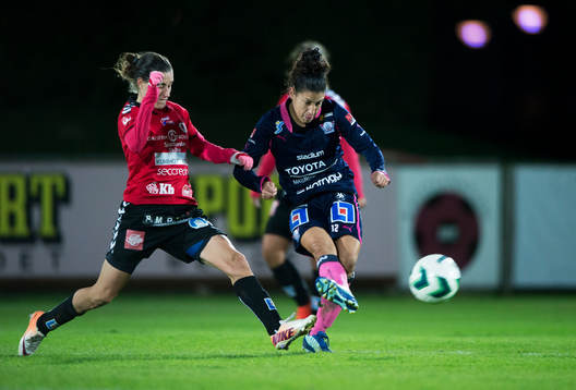 Linköpings Claudia Teresa Neto Pires och Kristianstads Johanna Rasmussen i matchen i damallsvenskan mellan Kristianstad och Linköping i Kristianstad 22 september 2014.