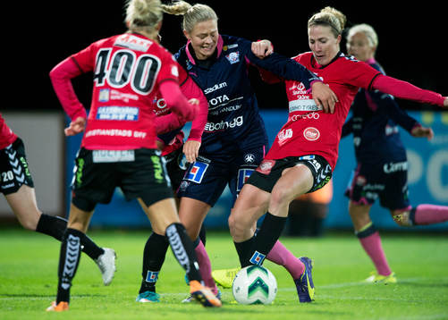 Linköpings Fridolina Rolfö och Kristianstads Therese Björck och Rebecca Edwards i matchen i damallsvenskan mellan Kristianstad och Linköping i Kristianstad 22 september 2014.