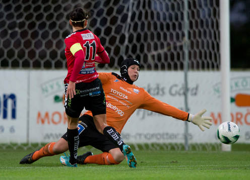 Linköpings målvakt Katlynn Fraine räddar framför Kristianstads Susanne Moberg i matchen i damallsvenskan mellan Kristianstad och Linköping i Kristianstad 22 september 2014.