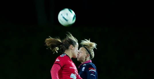 Kristianstads målskytt Marija Banusic ser ut att pussa en Linköpings-tjej i matchen i damallsvenskan mellan Kristianstad och Linköping i Kristianstad 22 september 2014.