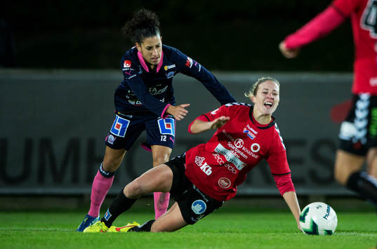 Linköpings Claudia Teresa Neto Pires och Kristianstads Therese Andersson i matchen i damallsvenskan mellan Kristianstad och Linköping i Kristianstad 22 september 2014.