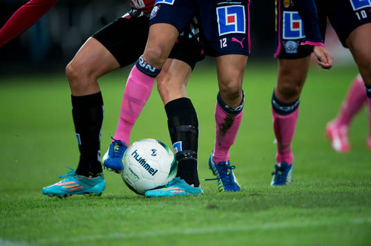 Kamp om bollen i matchen i damallsvenskan mellan Kristianstad och Linköping i Kristianstad 22 september 2014.