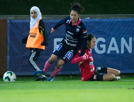 Linköpings Claudia Teresa Neto Pires och en bollkalla  i matchen i damallsvenskan mellan Kristianstad och Linköping i Kristianstad 22 september 2014.