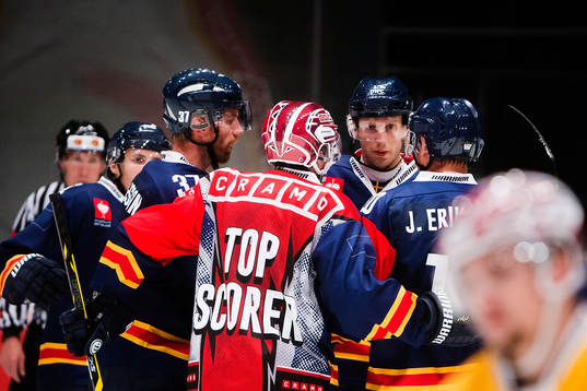 Djurgårdens Michael Holmqvist jublar med sina lagkamrater