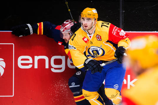 Djurgårdens Alexander Deilert kläms fast av Zlins Lubomir