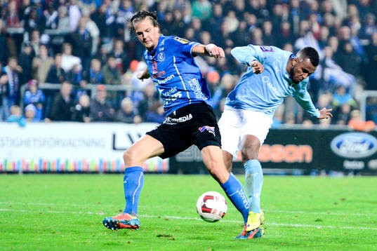 Halmstads +ha3och Malmö FFs Isaac Kiese Thelin