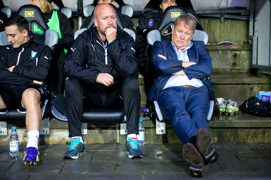 Malmö FFs assisterande tränare Olof Persson och tränare Åge Hareide väntar på avspark innan fotbollsmatchen i allsvenskan mellan Halmstad och Malmö FF den 24 september 2014 i Halmstad.
