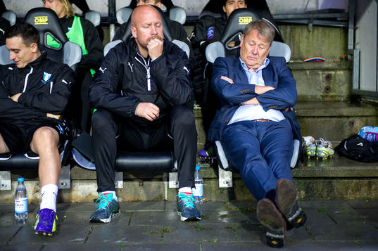 Malmö FFs assisterande tränare Olof Persson och tränare Åge Hareide väntar på avspark innan fotbollsmatchen i allsvenskan mellan Halmstad och Malmö FF den 24 september 2014 i Halmstad.