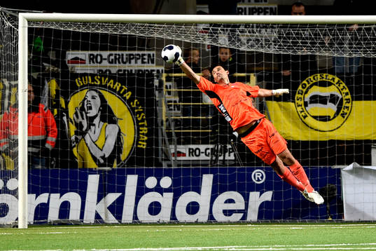 Elfsborgs målvakt Kevin Stuhr Ellegaard räddar